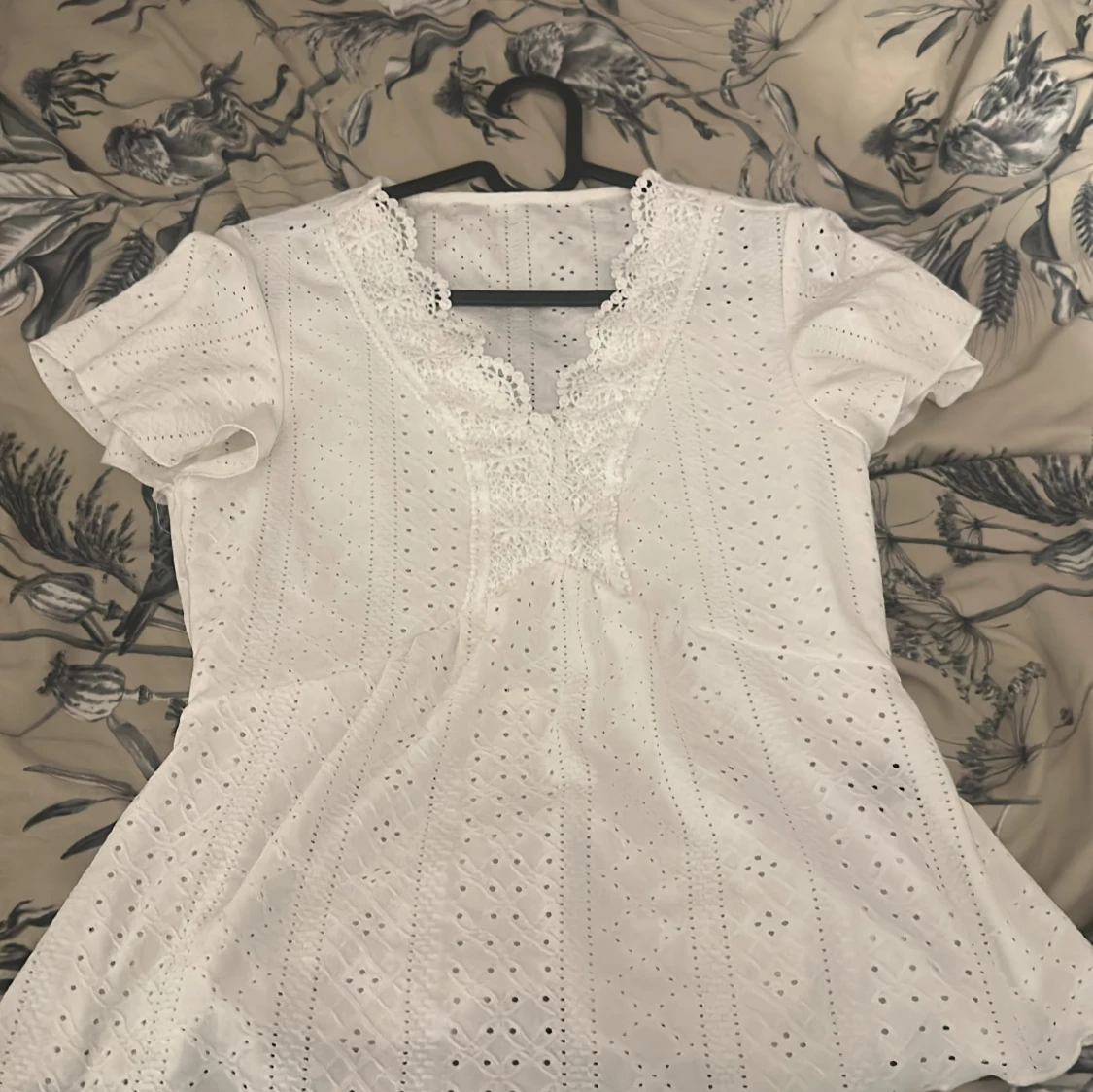 Vit blus med spetsdetaljer