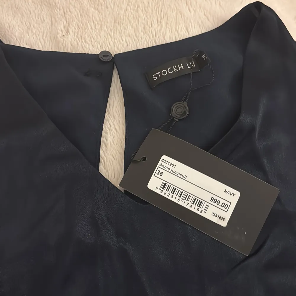 Snygg marinblå jumpsuit från Stockh LM med långärmade och v-ringad design. Perfekt för en stilren look. Materialet ger en elegant känsla och passar bra till olika tillfällen. Nypris är 999 kr! Prislapp kvar! . Mekot.