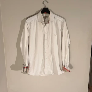 Burberry skjorta - Fin burberry skjorta i storlek Small små rivor finns på skjortan mer bilder på det kan skickas.