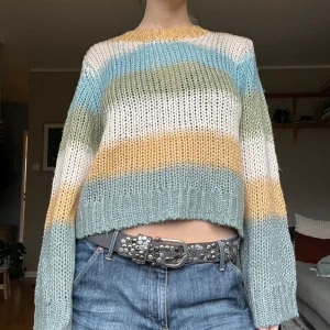 Stickad tröja - Jättefin stickad tröja i fina färger🌺 Helt ny, prislapp finns kvar!