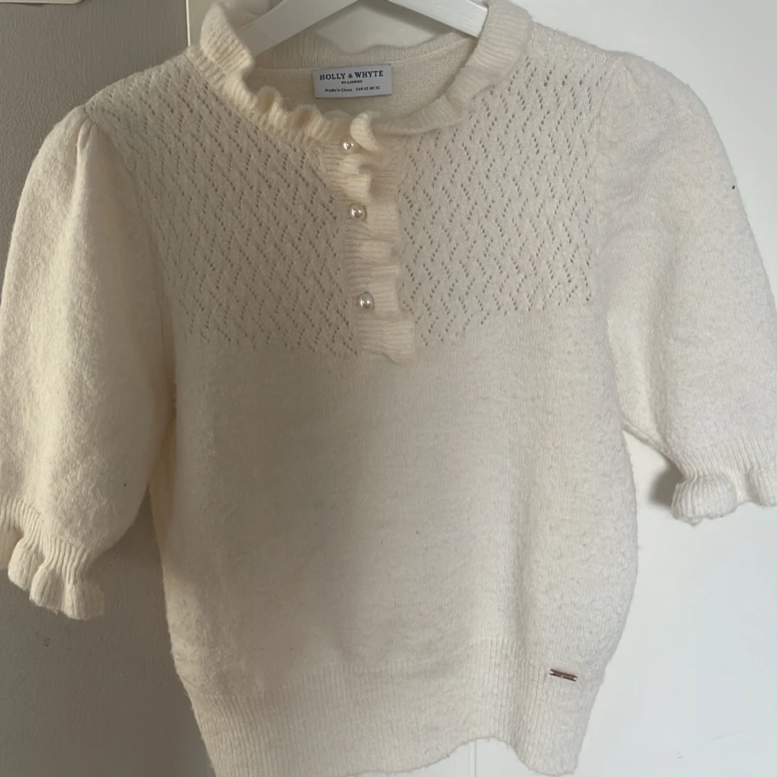 Vit stickad tröja från Holly & Whyte/lindex
