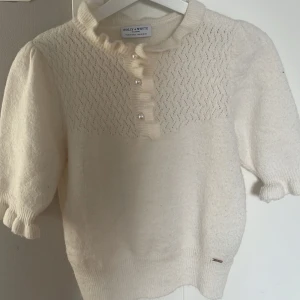 Vit stickad tröja från Holly & Whyte/lindex - vit stickad tröja från Holly & Whyte med dekorativa knappar framtill. SKRIV TILL MIG INNAN NI KLICKAR PÅ KÖP!! 💞💞💞