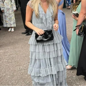 Balklänning - Säljer min superfina balklänning från Lace & beads. Den är använd en gång bara. Klänningen är uppsydd så den passar någon som är ca 160-165. Köpte den för 1355kr men sen tillkom det ca 400kr i tull eftersom den är ifrån uk🩷Pris kan diskuteras vid snabbt köp