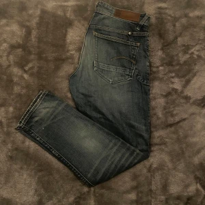 G-star jeans  - Säljer ett par feta jeans som är i bra ett bra skick och snygga. Storleken är W30/L32 och tveka inte på att höra av er vid frågor och funderingar, priset kan diskuteras vid snabb affär. 🫡🍾
