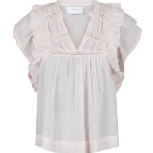 Ljusrosa blus från Neo Noir - Säljer en söt ljusrosa blus från Neo Noir, knappt använd i storlek 34. Inga defekter! Skriv privat för egna bilder💕slutsåld övetallt, pris går att diskuteras🥰