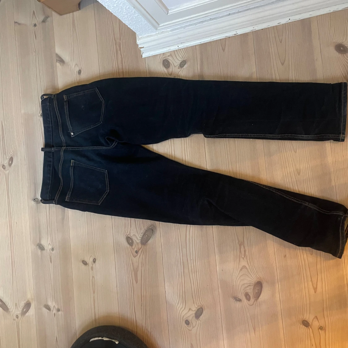 Mörkblå jeansbyxor - 1