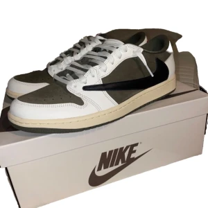 Nike Air Jordan 1 Low OG SP - Säljer mina Travis Scott Jordan 1 medium olive/black. Dem är helt oanvända i storlek 44,5. Dem är köpa på SNS i Stockholm. Har kvittot kvar, så bara att fråga om du har några frågor