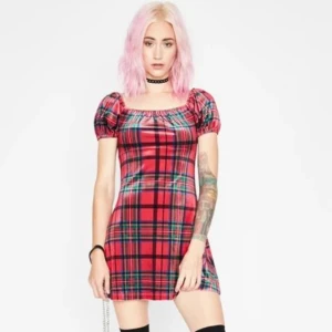 Klänning från Current Mood - Past Lovers Plaid Dress (märke: Current Mood), köpt på Dollskill för ca 524 kr och är slutsåld. Röd klänning i krossad sammet med skotskrutigt mönster. Använd fåtal gånger, fint skick. Storlek XS men uppskattar att den även kan passa en S.  Rökfritt hem men har katter.