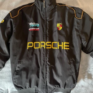 Porsche jacka  - Porsche jacka i bra skick. Pris förhandlingsbart