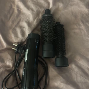Svart varmluftsborste från BaByliss - Säljer en svart varmluftsborste från BaByliss med två utbytbara borsthuvuden. Perfekt för att styla håret med volym och lockar. Borsten har en sladd med EU-kontakt och är enkel att använda. Köp nu för en snabb och smidig hårstyling! 💇‍♀️