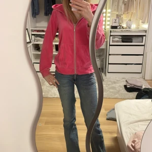 rosa kofta - Perfekt för dig som älskar rosa!💗 Lite sliten men syns inte. 