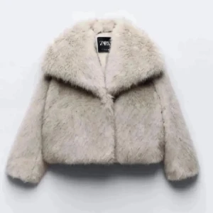 Beige pälsjacka från Zara - Säljer en supermjuk och fluffig beige pälsjacka från Zara. Jackan har en stor krage och långa ärmar, perfekt för att hålla sig varm och har inga skador 