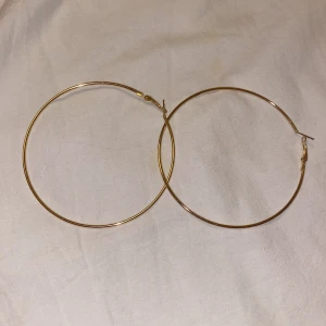 Stora guldiga hoops örhängen - Oanvända örhängen från ur & penn, stora guldiga ringar
