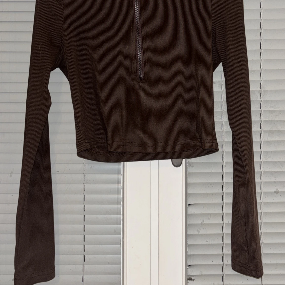 Brun ribbad tröja med dragkedja - 1