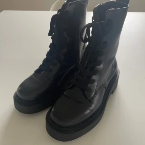 Svarta boots - skit snygga boots från åhléns. Endast använda 2-3 ggr!