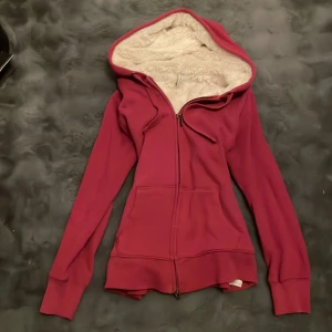 Fluffig hoodie - Jättemysig fluffig hoodie i vinröd🥰 säljer då den inte kommer till användning🫶🏼 kom privat för frågor💕