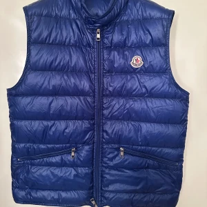 Moncler  - Moncler Gui, storlek 3 motsvarar L/M. Skick 9/10. Pris 3390kr. Färg Royale blue. 