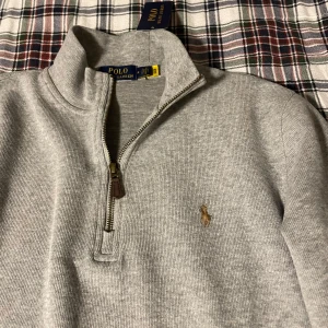 Ralph Lauren halfzip grå - Säljer en grå halfzip tröja från RL som var för liten för mig. Oanvänd endast testad på. Nypris 1600. Storleken är M / S 