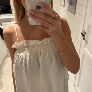 Söt vit topp🤍 - Säljer denna söta topp från mango, kanppt använd!🎀
