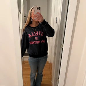 Cool sweatshirt  - Mörkblå/grå sweatshirt från eleven paris med rosa text. Tröjan är jätteskön och as cool!!🥰storlek xs/s