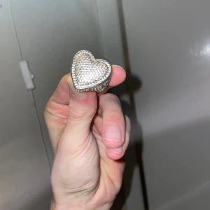 Bling ring  - Diamant ring formad som ett hjärta  Bling. Skiner starkt.  För den som gillar drip.  Frakt 22kr frimärke 📦 🚚   Fraktas eller hämtas på plats