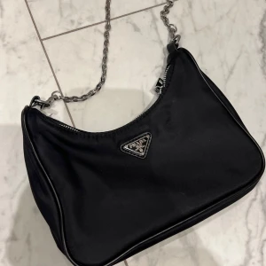 Svart Prada väska  - Fin väska i bra skick! Perfekt för fest eller till vardags 