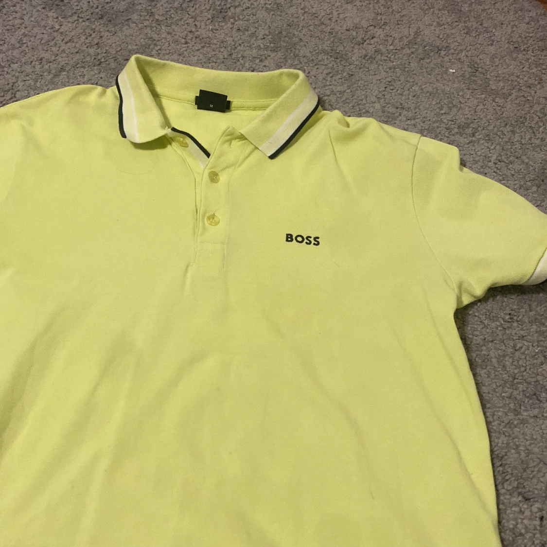 Gul pikétröja från Boss