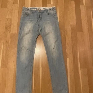 Ljusblå jeans   - Fina med spätts upp Dom har ett litet hål vid hanken av livrämmen