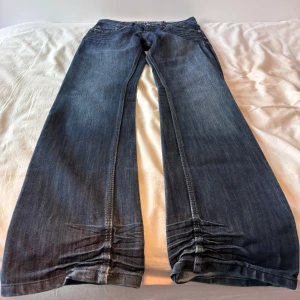 Flared jeans från Blend Denim - Blå jeans från Blend Denim med en liten bootcut / flare. bra skick!  lite osäker på storleken tror 29/31, skriv gärna om du vill ha exakta mått eller har en annan fråga! tipsar om att fråga mig om mått om du är intresserad!