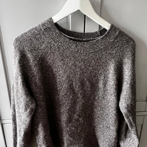 Grå stickad tröja - Säljer en brun vit  tröja med rund halsringning. Tröjan att används väl! Inga defekter vad jag kan se