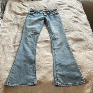 Lågmidjade bootcut jeans  - Lågmidjade bootcut Jeans med sjukt snygga bakfickor. Står storlek 0/24. Midjemått: 33cm Innerbenslängd: 76cm. Skulle säga storlek xs/xxs