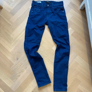 Replay anbass - Snygga blå jeans från Replay, modell Anbass. Med en liten metal R på backfickan. Storlek 30w 32L. Skriv vid frågor och pris förslag. 