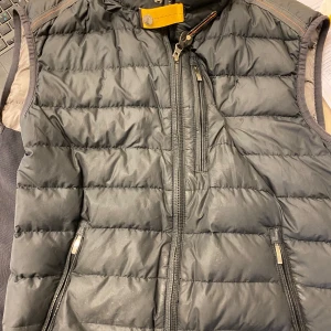 Parajumper väst - Säljer min väst eftersom växt ur den storlek S passar m. Dondup replay parajumper moncler moose knuckels polo Ralph lauren 