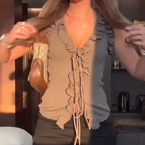 Zara blus - En så fin blus från Zara som är helt oanvänd!! Köpte för 329kr!💞💞