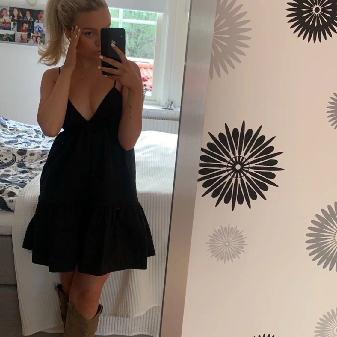 Svart kort klänning med knytband Zara