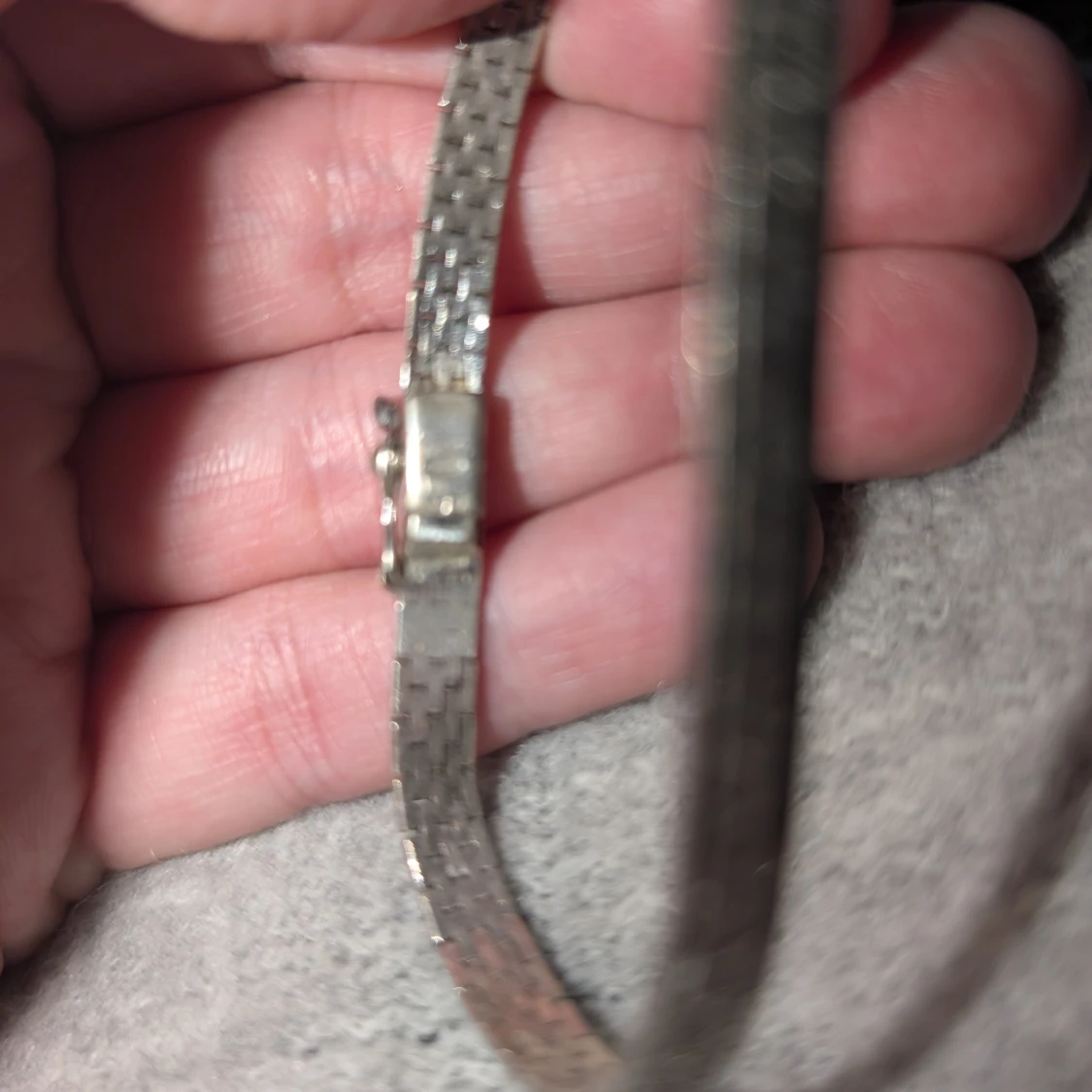 Silverfärgat armband med mönster - 1