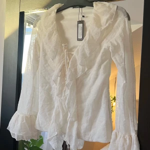 Vit blus - Vit blus med blom mönster. Helt ny endast provad☺️