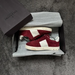 Valentino Flycrew skor - Valentino Flycrew skor ALLA NITAR KVAR | Använda väldigt lite | Storlek: 38, passar även 39 | Ingår: Valentino dustbag | Frakt spårbart via Postnord eller Instabox | Hör av dig om du har en fråga🙌🏼🤝