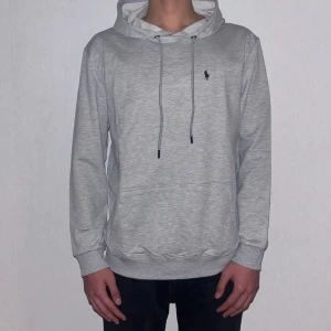 Ralph Lauren hoodie  - Sälja grå hoddie från RL. Storlek är L passar M också. Modell är 180cm. Pris kan diskuteras ❤️