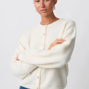 Vit stickad kofta  - Säljer en såå mysig stickad kofta från Gina Tricot. Den har långa ärmar och knappar framtill. 