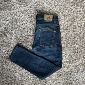 Nudie Jeans Grim Tim - Säljer dessa Nudie Jeans i den populära passformen Grim Tim | Färg: Dry Open Navy | Använda men fortfarande grymt skick | Strl:  W31 L30 sitter lite mindre | Nypris: ~1600kr | Hör av dig vid minsta fundering :)