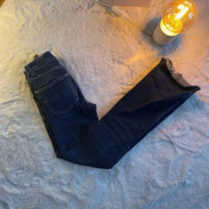 Bootcut jeans - Snygga mörkblå jeans från Zara i storlek 32. Fint skick i modellen Bootcut!