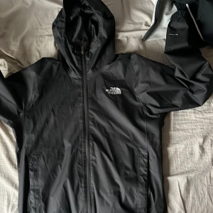 Svart regnjacka från The North Face - Säljer en north face vind jacka säljs pågrund av att jag inte använder den längre inget är sönder inga hål inga märken den är i ny skick i storlek S 