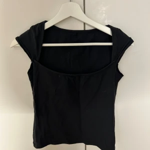 Mörkgrå topp - Jättesnygg mörkgrå topp från Brandy Melville. Passar mig som är ca 168cm. Knappt använd och i mycket bra skick!🩶