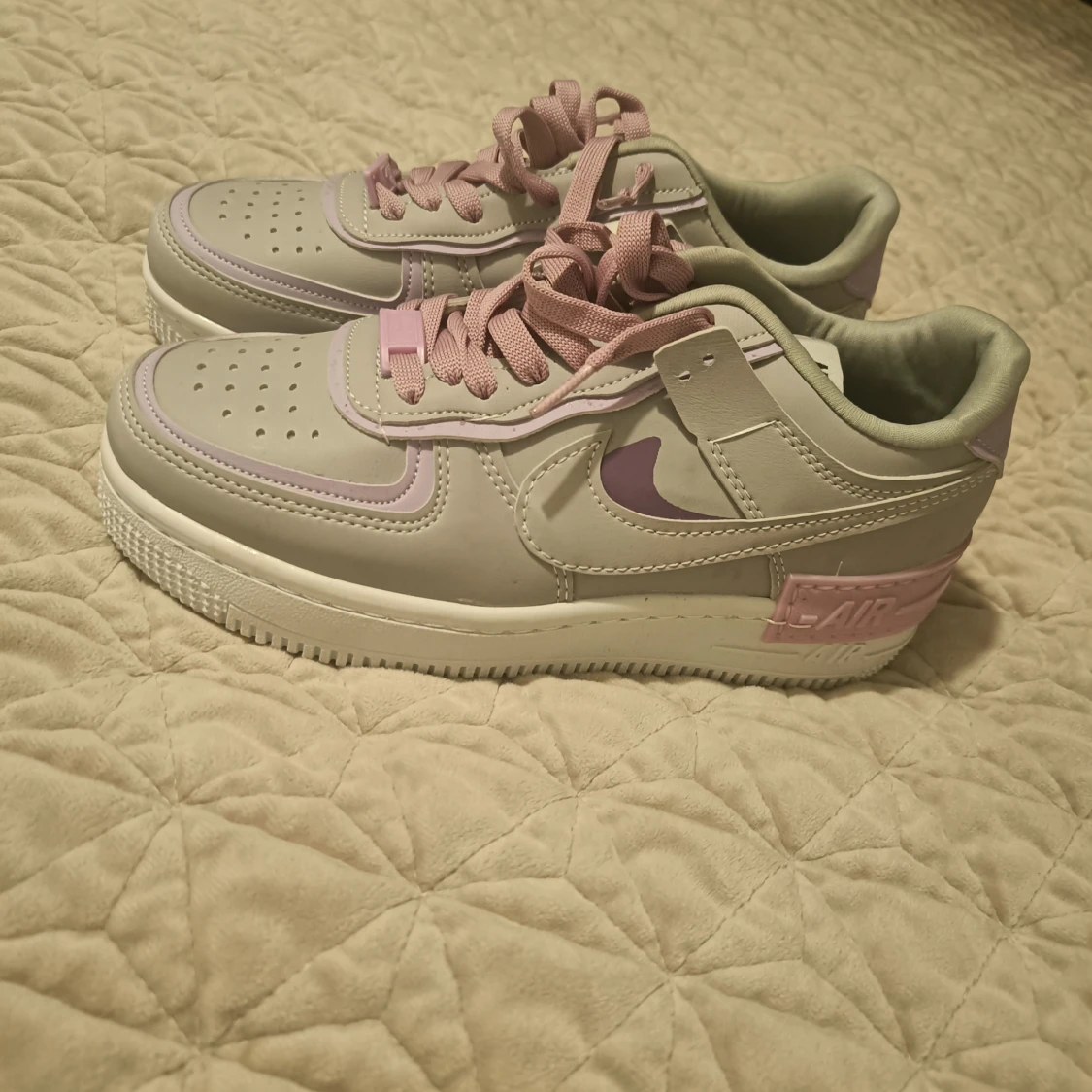 Nike Air Force i grått och lila