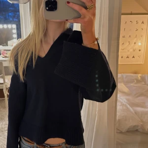 Marinblå v-ringad tröja - Säljer en stilren marinblå tröja med v-ringning och långa ärmar. Perfekt för en avslappnad look. Tröjan har en lös passform och är tillverkad i ett mjukt material. Tröjan är sjukt sjön och så fin till alla tillfällen, den går både att klä up och ner!!! Tveka inte att fråga om du undrar något!! 🫐🫐🫐🫐