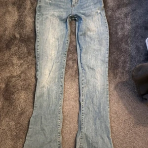 Blåa jeans från LTB - Snygga lågmidjade blå jeans från LTB med bootcut-stil. Säljer så dom är aningen för stora för mig❤️ jeansen har en liten defekt men den märks inte av alls❤️ storlek: 26/32 en av bilderna är lånade❤️