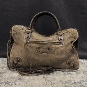 Balenciaga city bag - Tjena! Info kommer här -  Nypris: 27000kr | Storlek: Medium - 36cm | Tecken på användning syns på bilderna! | Medföljer: Äkthets certifikat | Du hittar också oss på instagram och tiktok! | Postas spårbart via Postnord!