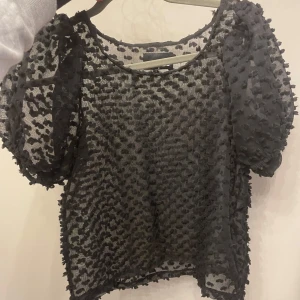 Blus  - Svart blus från pieces, aldrig använd! 