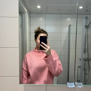 Rosa stickad tröja - Säljer en mysig rosa stickad tröja med hög krage💕 storlek M